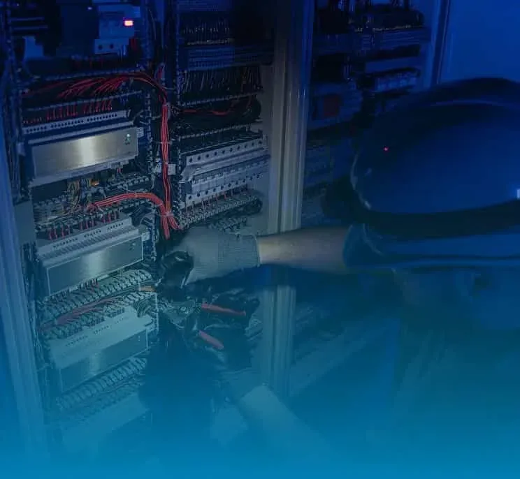 24/7 emergency electrician responding to an electrical problem in Niagara Falls Ontario